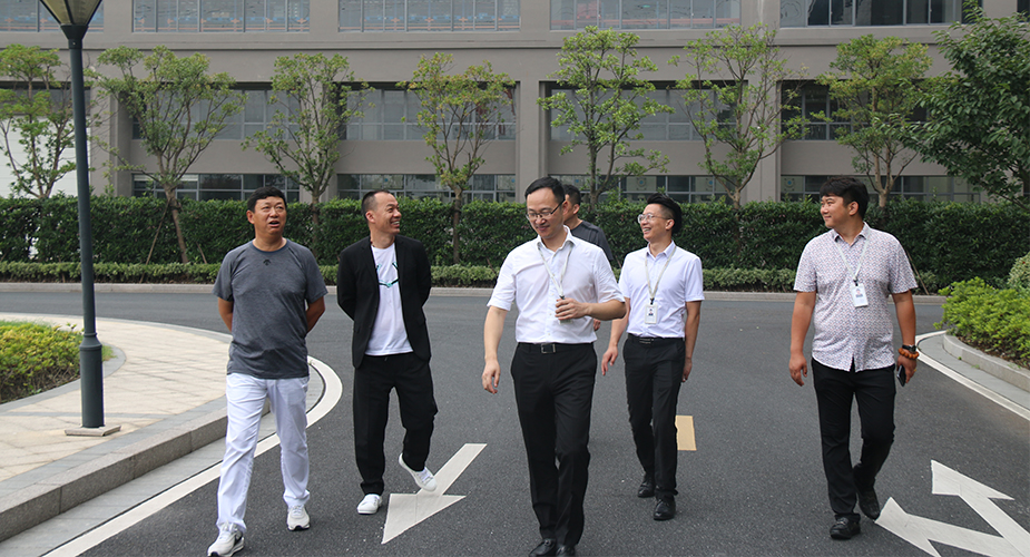 豪邦地产舒董、长春雅嘉橱柜王董一行莅临考察天辰平台电器